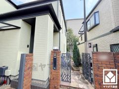 キッチンには床下収納もございます。災害時の非常食や食料品のストックなどを保存できます。