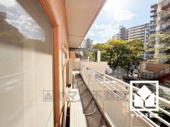 玄関前にルーフバルコニーがあり、陽射しを感じながら贅沢な時間を過ごすことができます。