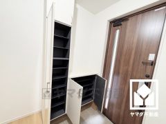 玄関にはシューズボックスを完備。家族の靴もしっかり収納できるので、玄関がいつも片付き、気持ちよくお客様を迎えられます。お出かけの前のチェックにも便利な鏡付きです。