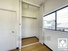 新たに家具を買わなくても良いので、ハンガーパイプ付きのクローゼットは嬉しいですね。