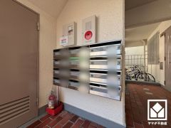 集合ポストが備わっています。鍵付きなので安心です。