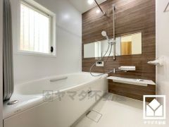 1日の疲れを癒す浴室でゆったりリフレッシュ。ナチュラルな木目調のアクセントパネルは落ち着いた雰囲気を演出してくれます。鏡が横長なので、お子様でも見やすく便利です。