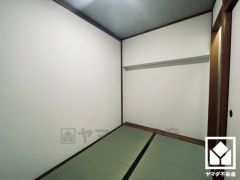 約3帖の和室です。畳の香りに包まれる、心落ち着く和の空間。忙しい日常の中で、ほっと一息つける癒しの住まい。