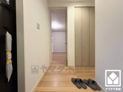 シンプルで洗練された玄関スペース。帰るたびにホッとできる、心地よい住まいの入り口。