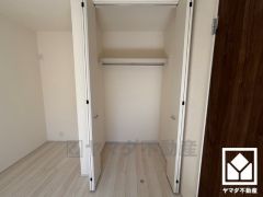 クローゼットは奥行きがあるので、収納力も申し分ありません。お洋服はもちろん、スーツケースなどの大物もしっかり収納できます。