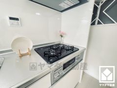 毎日の料理がもっとスムーズに。便利な3口コンロ付きキッチン。