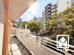 南西向きバルコニーで陽当たり、風通し良好。広々としているため、お洗濯物をたっぷりと干す事ができます。