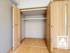 大きなクローゼットなので整理整頓しやすいです。新たに家具を買わなくても良いので、ハンガーパイプ付きは嬉しいですね。