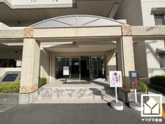 広々とした明るいエントランス。綺麗に整備されており、帰宅時や来客時にも気持ちの良い空間です。