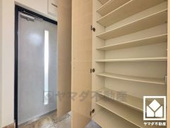 玄関にはたっぷりの収納スペースを完備。家族の靴もしっかり収納できるので、玄関がいつも片付き、気持ちよくお客様を迎えられます。