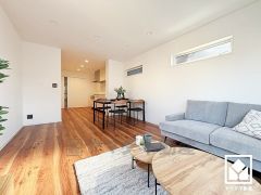 プライバシー・採光に配慮された広々16帖の2階リビングが魅力。家族全員がリラックスできる、ゆったりとした快適リビングで温かい団らんの時間を。