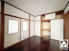 約6帖の1階洋室です。大きな押入付きの洋室で整理整頓しやすいです。