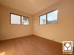 約6帖の2階西側洋室です。2面採光で、明るい陽光がたっぷり差し込む心地よい生活空間です。