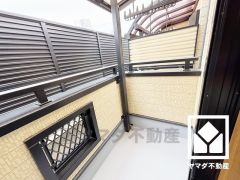 東向きのバルコニーが2か所ございますので、お洗濯物をたっぷりと干す事ができます。屋根付きなので急な雨の日も安心ですね。