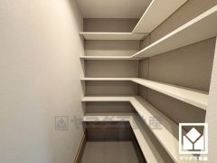 玄関にはたっぷりの収納スペースを完備。靴やベビーカー、アウトドア用品まですっきり収まり、いつでも整った空間に。