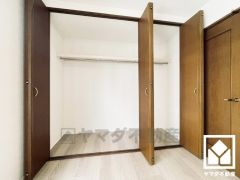 新たに家具を買わなくても良いので、ハンガーパイプ付きのクローゼットは嬉しいですね。奥行きがあるので、収納力も申し分ありません。