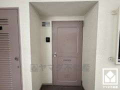 シンプルで洗練された玄関デザイン。帰るたびにホッとできる、心地よい住まいの入り口。