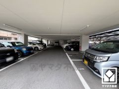 敷地内に駐車場を完備。重い荷物や雨の日の移動もスムーズで、快適なカーライフを実現。