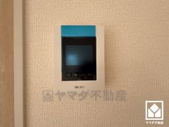 突然の来訪時でも安心なモニター付きインターホンを完備。お留守番中のお子様でも簡単に来訪者の確認ができます。