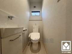 明るく清潔感溢れるトイレです。手洗いが別になっているので、衛生的に使えます。