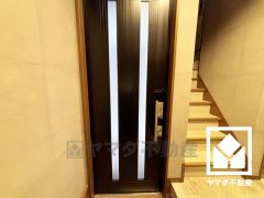 ドアのスリット窓から光が差し込み、外出時にも帰宅時にも、明るい気持ちになれる玄関です。