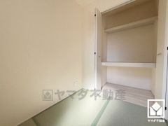 押入にはお客様用の座布団なども収納可能です。