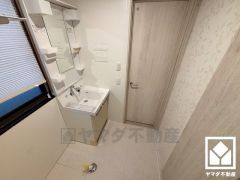 室内洗濯機置場がございますので、天候に左右されず洗濯していただけます。