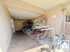 阪急電鉄神戸線「武庫之荘」駅まで徒歩約16分の立地。毎日の通勤・通学だけでなく、休日のお出かけまで利便性に優れています。