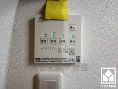 浴室暖房乾燥機付き。真冬の寒い浴室を暖かく、また雨の日の洗濯物の乾燥にと多用途に活躍する機能です。