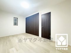 リビング・水回り・納戸を含め、全室に窓がございます。明るい陽光がたっぷり差し込む心地よい生活空間です。