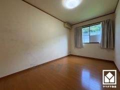 約6帖の2階洋室です。お子様のお部屋などにも丁度良い広さです。独立した居室なのでプライベートな時間をゆったり過ごせそうです。