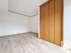 約9帖の2階洋室です。全居室フローリングでお掃除ラクラクです。