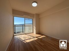 約5.4帖の洋室です。バルコニーにつながるお部屋で、通風・陽当たり良好。