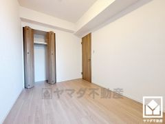 約5.3帖の洋室です。全居室にクローゼットがございますので、お部屋の広さを最大限に活用できます。