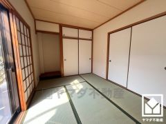 約6帖の2階和室です。リビングに隣接しており、一体利用も可能です。子どもの遊び場、お昼寝スペース、時には書斎にも。和室があると、暮らしの幅がぐんと広がる。