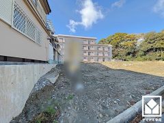 南側すぐの距離に県道606号線が通っています。阪神高速豊中南インターチェンジも近く、車での移動にも便利な立地です。