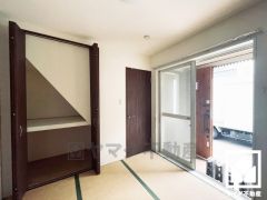 屋根裏収納もございます。たいへん広々とした空間で、季節の荷物や趣味の道具もしっかり収納できます。