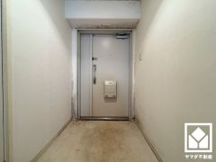 白を基調とした明るい玄関で、毎日を爽やかにスタート。広々とした開放感あふれる空間が、訪れる人々を温かく迎えます。