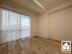 約6.6帖の洋室です。バルコニーにつながるお部屋で、通風・陽当たり良好。