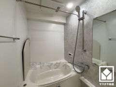 ゆったり足が伸ばせるので、毎日の疲れを癒やすバスタイムを実現。清潔感あふれる空間で、1日の疲れをリフレッシュ。