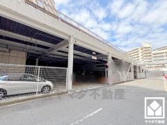 敷地内に駐車場を完備（11000円～15000円）。現在、駐車場に空きがございます。空き状況は変動いたしますので、詳細は弊社スタッフまでお気軽にお問い合わせください。