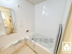 1日の疲れを癒す浴室でゆったりリフレッシュ。清潔感あふれる空間で、毎日のバスタイムをより快適に。