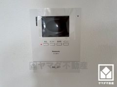 突然の来訪時でも安心なモニター付きインターホンを完備。お留守番中のお子様でも簡単に来訪者の確認ができます。