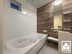 1日の疲れを癒す浴室でゆったりリフレッシュ。ナチュラルな木目調のアクセントパネルは落ち着いた雰囲気を演出してくれます。