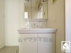 収納付きでスッキリお使い頂ける3面鏡の洗面台です。洗面ボウルが広めなので、忙しい朝でも身支度がしやすく時短になります。