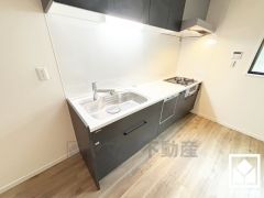 キッチンは空間を有効活用できる壁付けタイプ。使いやすさとデザイン性を両立。落ち着いたモノトーンテイストが魅力のシステムキッチンです。