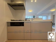 カウンターキッチンなので配膳や片付けがしやすく、お料理中でもお子様の様子が分かって安心です。