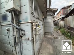 「関西スーパー鳴尾店」まで徒歩4分、「キリン堂鳴尾店」まで徒歩4分など、お買い物施設が徒歩圏内に複数あり便利な住環境です。