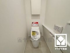 トイレットペーパーのストックや、消耗品置き場などとしてお使いいただける吊戸棚がございます。