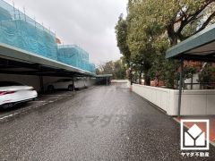 緑に囲まれたバルコニーで眺望もたいへん良好です。陽射しを感じながら贅沢な時間を過ごすことができます。